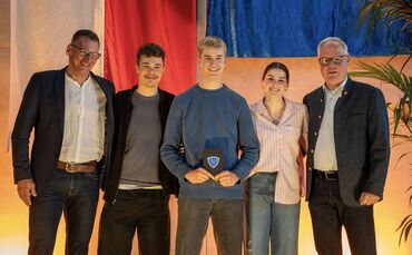 Bei der Ehrung (von links): SSV-Vizepräsident Stefan Allgaier, Philipp Raimund, Janne Holz, Anna Hollandt und SSV-Präsident Joch