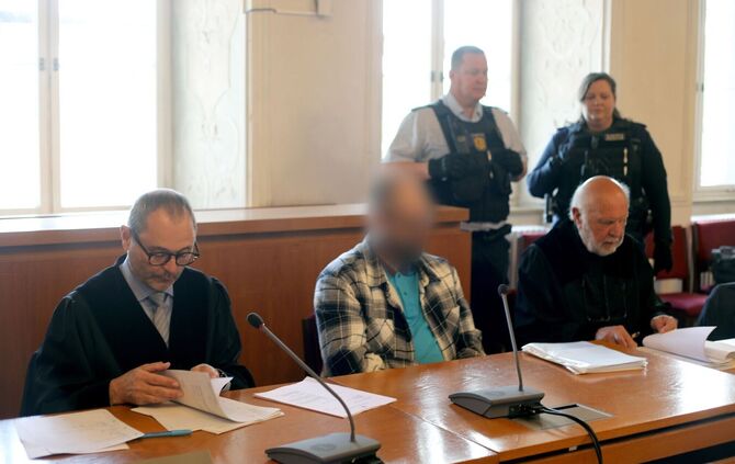 Der Angeklagte soll seinen Nachbarn unter Einfluss von Kokain und Cannabis angegriffen haben.