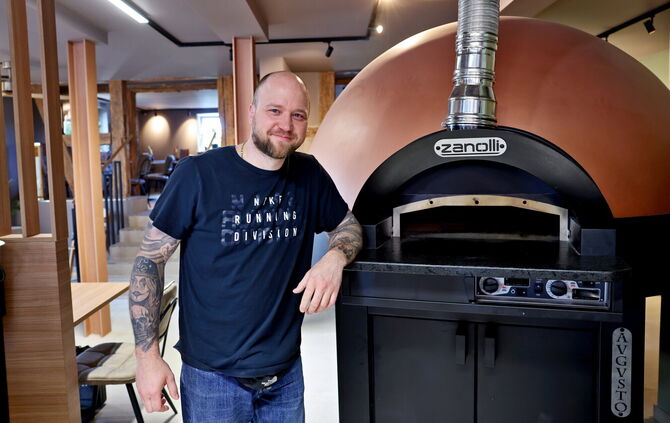 Marko Kovacevic am Pizzaofen.