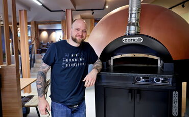 Marko Kovacevic am Pizzaofen.