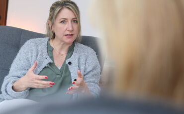 Immer mehr Mädchen leiden unter Essstörungen. Die Therapeutin Mica Neumann gibt Tipps für betroffene Familien.