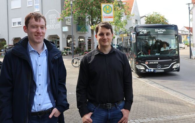 ÖPNV-Amtsleiter Daniel Wiedmann (rechts) und sein Stellvertreter Marco Schneider an der Haltestelle "Unter den Arkaden".