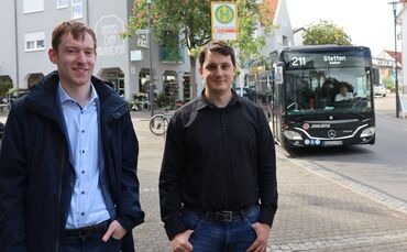 ÖPNV-Amtsleiter Daniel Wiedmann (rechts) und sein Stellvertreter Marco Schneider an der Haltestelle "Unter den Arkaden".