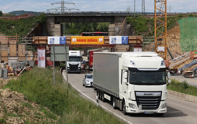 Die zwei alten Bahnbrücken über die B14 bei Backnang kommen demnächst weg. Und bald werden die neuen Brücken am Stück auf die St
