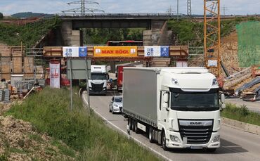 Die zwei alten Bahnbrücken über die B14 bei Backnang kommen demnächst weg. Und bald werden die neuen Brücken am Stück auf die St