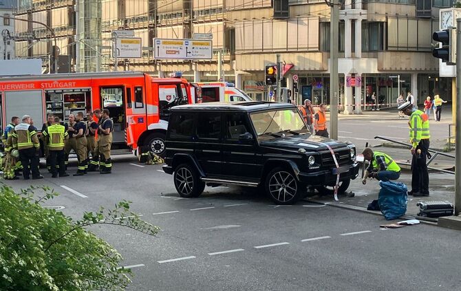 Auto fährt in Personengruppe
