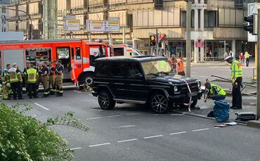 Auto fährt in Personengruppe