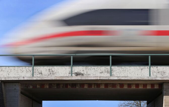 ICE der Bahn zwischen Augsburg und Ulm