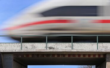 ICE der Bahn zwischen Augsburg und Ulm