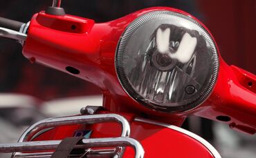 Ein 15-Jähriger verletzt sich bei einem Sturz mit einem getunten Motorroller schwer und fährt so nach Hause. Sein Sozius verschw