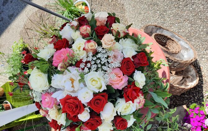 Farbenprächtiges Rosengesteck auf dem Waiblinger Rosenmarkt am Eva Mayr-Stihl-Platz.