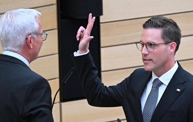 Manuel Hagel (CDU,r)