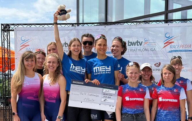 Links im Bild stehen die Triathlon-Frauen des SV Waiblingen auf dem Podest (von links): Alexandra Greifendorf, Johanna Seiler, V