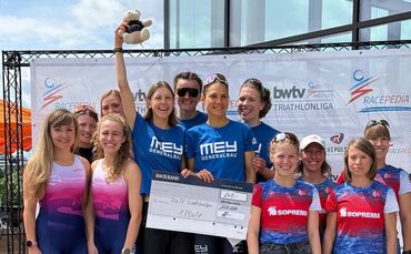 Links im Bild stehen die Triathlon-Frauen des SV Waiblingen auf dem Podest (von links): Alexandra Greifendorf, Johanna Seiler, V