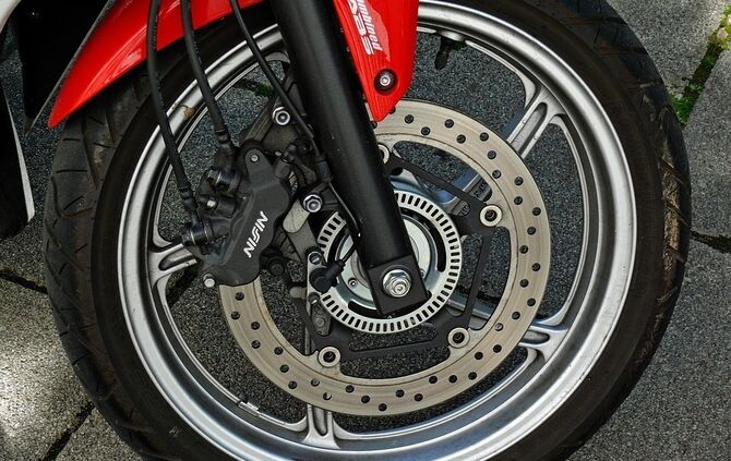 Der Motorradfahrer stürzte auf die Fahrbahn und wurde verletzt (Symbolfoto).