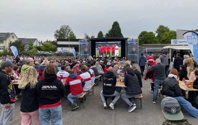 Public Viewing auf dem Gelände der Sportfreunde Höfen-Baach anlässlich des Pokalfinales im vergangenen Jahr.