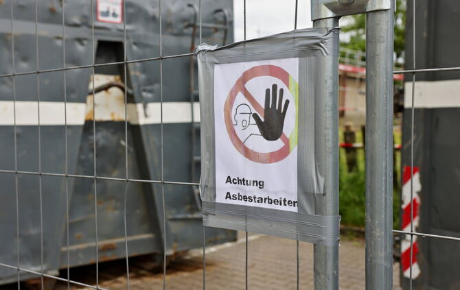 Ein Schild am Bauzaun der Baustelle warnt vor den aktuell noch laufenden Arbeiten, die eine Fachfirma ausführt.