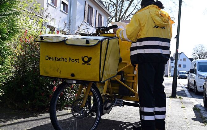 Die meisten Briefe tragen hierzulande Postboten der Deutschen Post aus. (Archivbild)
