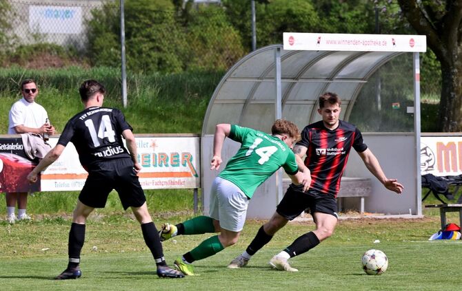 Der TSV Schwaikheim (in Schwarz, im Bild Raphael Schreiner) und der TSV Nellmersbach (in Grün, Dominic Hahn) finden sich im Abst