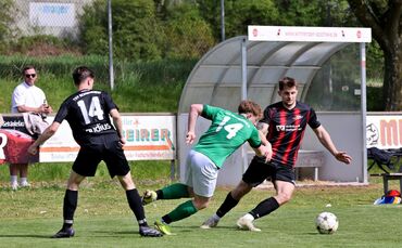 Der TSV Schwaikheim (in Schwarz, im Bild Raphael Schreiner) und der TSV Nellmersbach (in Grün, Dominic Hahn) finden sich im Abst