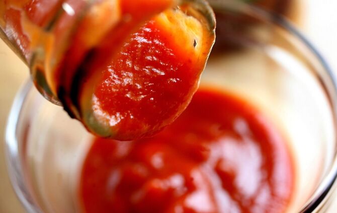 Ein  Jugentlicher hat ein Haus mit Ketchup beschmiert. (Symbolfoto)