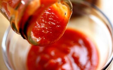 Ein  Jugentlicher hat ein Haus mit Ketchup beschmiert. (Symbolfoto)