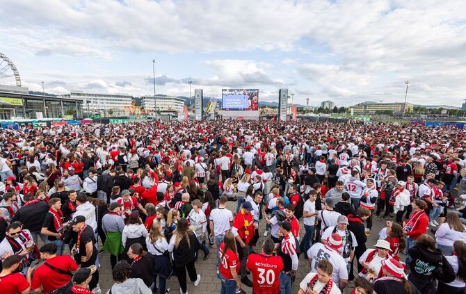Mehr als 15.000 Fans erleben das Europa-League-Finale beim Public Viewing in Freiburg.
