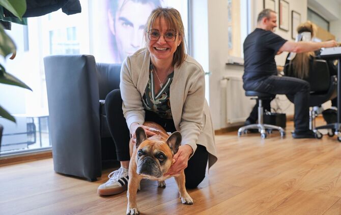 Tanja Arnold von Friseur Arnold mit Salonhund Cara. Sie reist mit dem Fanbus nach Berlin.