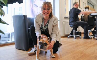 Tanja Arnold von Friseur Arnold mit Salonhund Cara. Sie reist mit dem Fanbus nach Berlin.