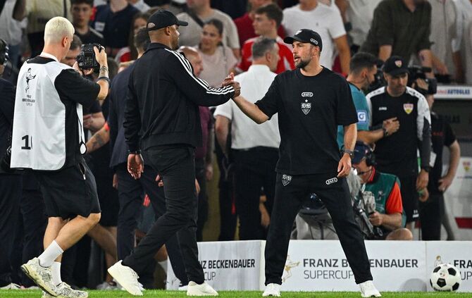 Shake Hands der Trainer Vincent Kompany (l) und Sebastian Hoeneß nach dem Supercup-Duell zu Saisonbeginn. (Archivbild)