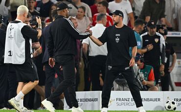 Shake Hands der Trainer Vincent Kompany (l) und Sebastian Hoeneß nach dem Supercup-Duell zu Saisonbeginn. (Archivbild)