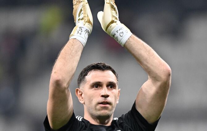 Auch Klatschen ging noch trotz des trotz gebrochenen Fingers: Villa-Torwart Emiliano Martínez.