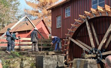 Das neue Mühlrad an der Hundsberger Sägmühle wird sich am Mühlentag (Pfingstmontag 2026) wieder drehen.
