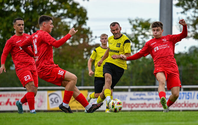 Der TV Oeffingen (in Rot) und die SG Weinstadt (in Gelb) können am Wochenende den Klassenerhalt in der Landesliga sichern.
