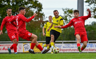 Der TV Oeffingen (in Rot) und die SG Weinstadt (in Gelb) können am Wochenende den Klassenerhalt in der Landesliga sichern.