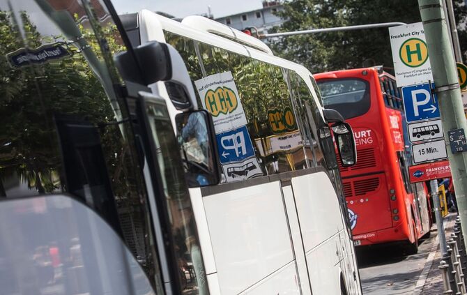 Fast jeder fünfte Bus, der beim TÜV geprüft wurde, hatte vergangenes Jahr erhebliche Mängel. (Archivbild)