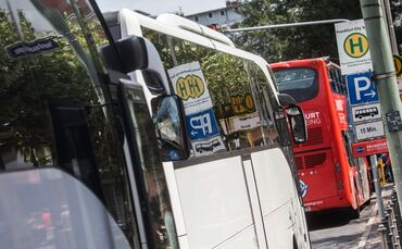 Fast jeder fünfte Bus, der beim TÜV geprüft wurde, hatte vergangenes Jahr erhebliche Mängel. (Archivbild)