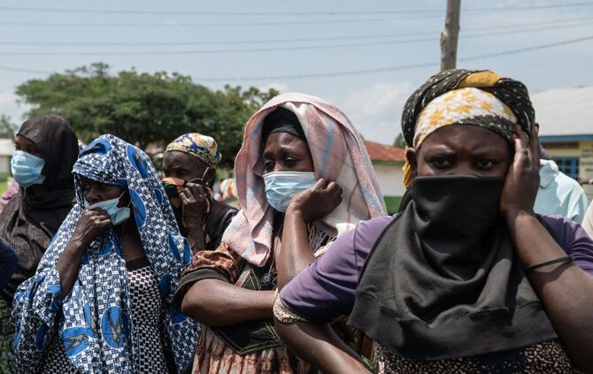 Angehörige sehen zu, wie an Ebola verstorbene Menschen aus einem Gesundheitszentrum in Rwampara, Kongo, gebracht werden.