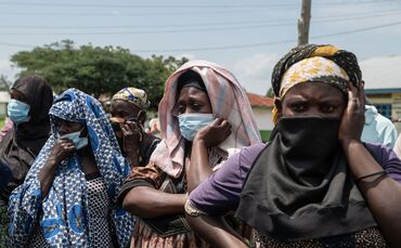Angehörige sehen zu, wie an Ebola verstorbene Menschen aus einem Gesundheitszentrum in Rwampara, Kongo, gebracht werden.