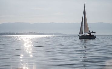 Nach einer tödlichen Kollision auf dem Bodensee kommt auf einen Motorbootfahrer ein zweiter Prozess zu. (Symbolbild)