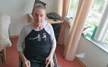 Uwe Görges in seinem Zimmer im Seniorenzentrum in Waiblingen-Hohenacker. Er ist auf einen Rollstuhl angewiesen - und auf einen f