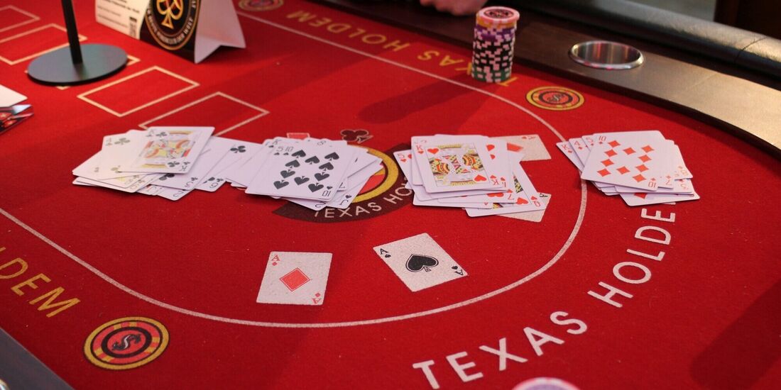 Bei den Pokerturnieren wird ohne Geldwert gespielt: Es geht um Spaß am Spiel.