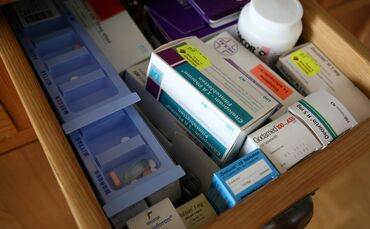 Wer krank, gar chronisch krank ist, braucht oft sehr viel Arznei. Werden sich Menschen mit geringerem Einkommen diese nach der R