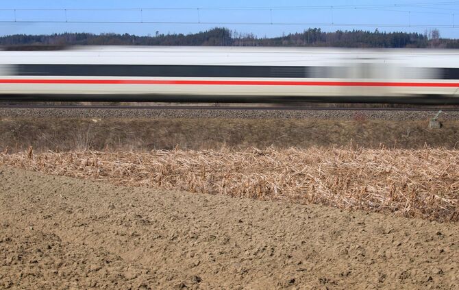 ICE auf Bahnstrecke Augsburg-Ulm