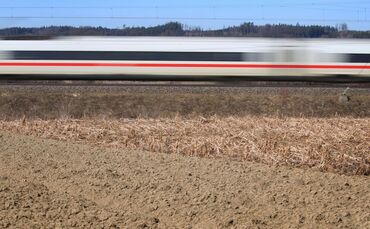 ICE auf Bahnstrecke Augsburg-Ulm