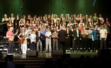 MPG-Konzert : Der Große Chor unter Leitung von Frank Dürr und den Solisten Peter Oberprantacher und Lilli Mühlberger an den Gita