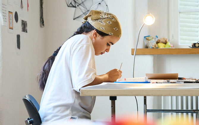 Arbeit mit und am Papier (Archivfoto).