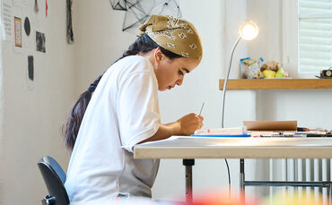 Arbeit mit und am Papier (Archivfoto).