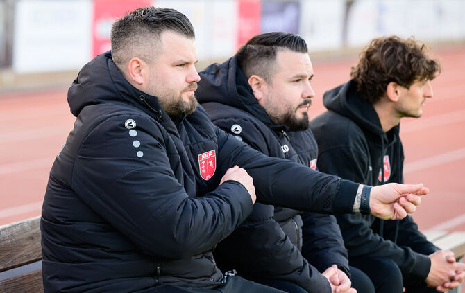 Das Fellbacher Trainerduo Nicos (links) und Kiriakos Gountouals (Mitte) muss in Berg auf einige Stammspieler verzichten – und fe