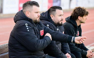 Das Fellbacher Trainerduo Nicos (links) und Kiriakos Gountouals (Mitte) muss in Berg auf einige Stammspieler verzichten – und fe